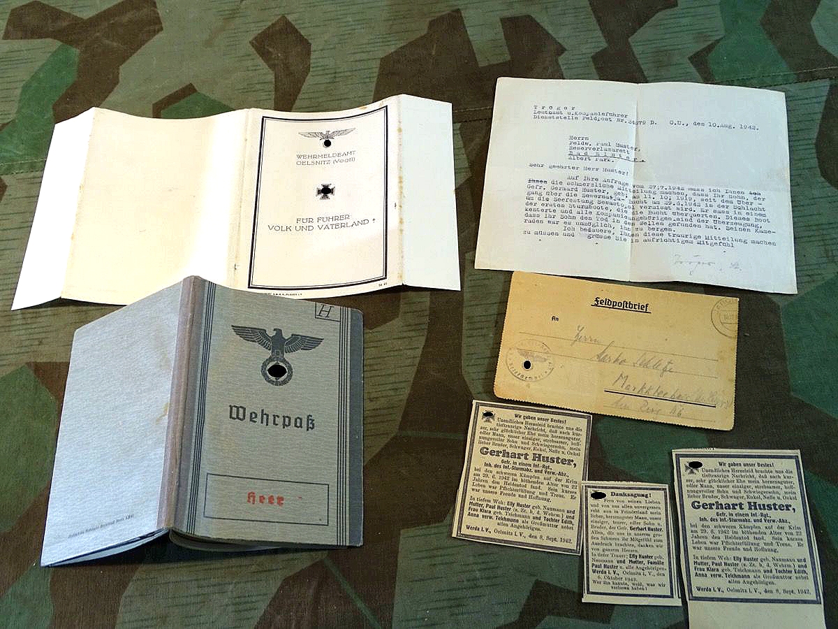 Neuwertiger Wehrpass mit Umschlag und Gefallenenanzeige , Krim , Sewastopol, Gefr. Inf. Rgt. 