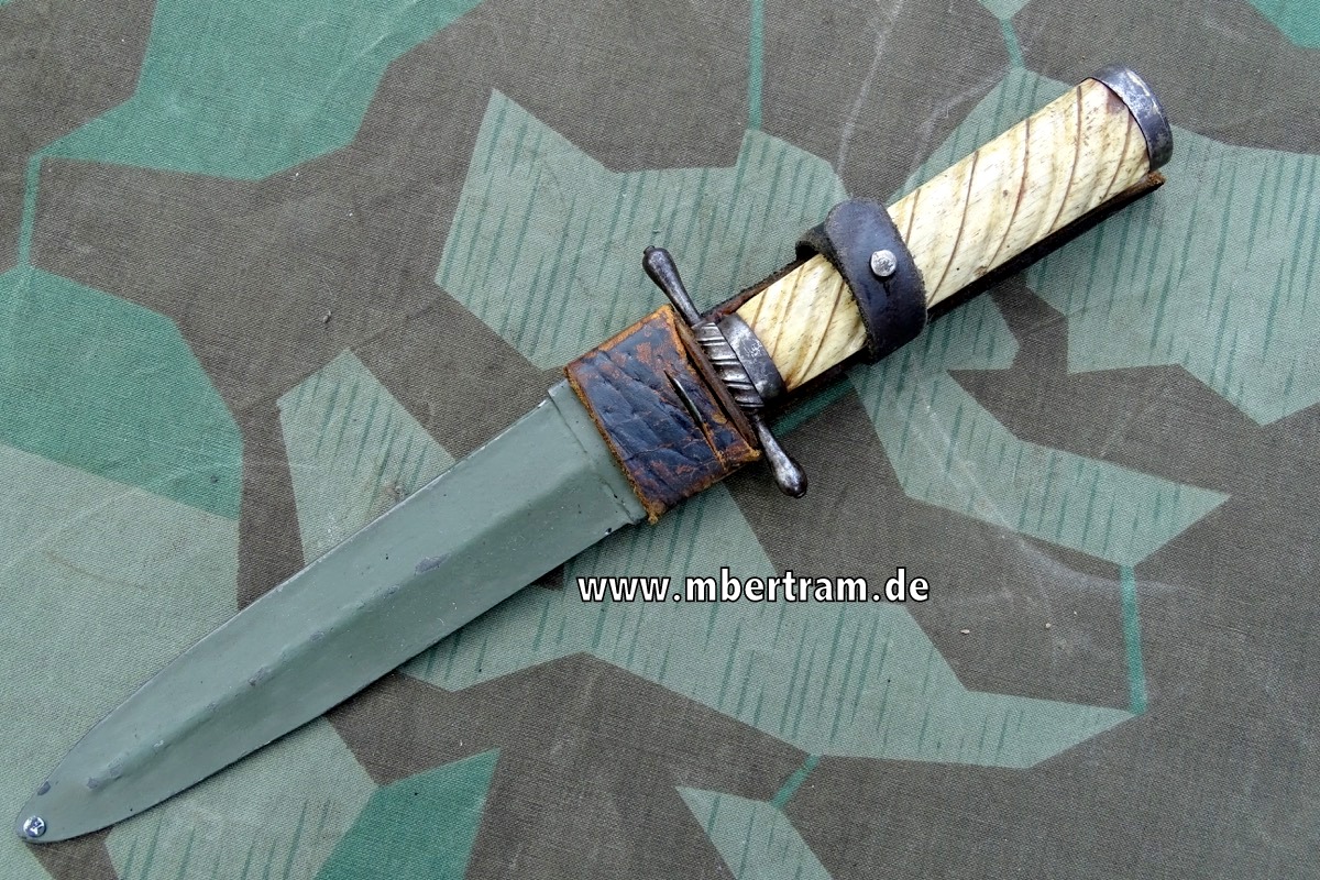 Grabendolch/ Kampfmesser  1. Weltkrieg, Beingriff, feldgraue Stahlscheide