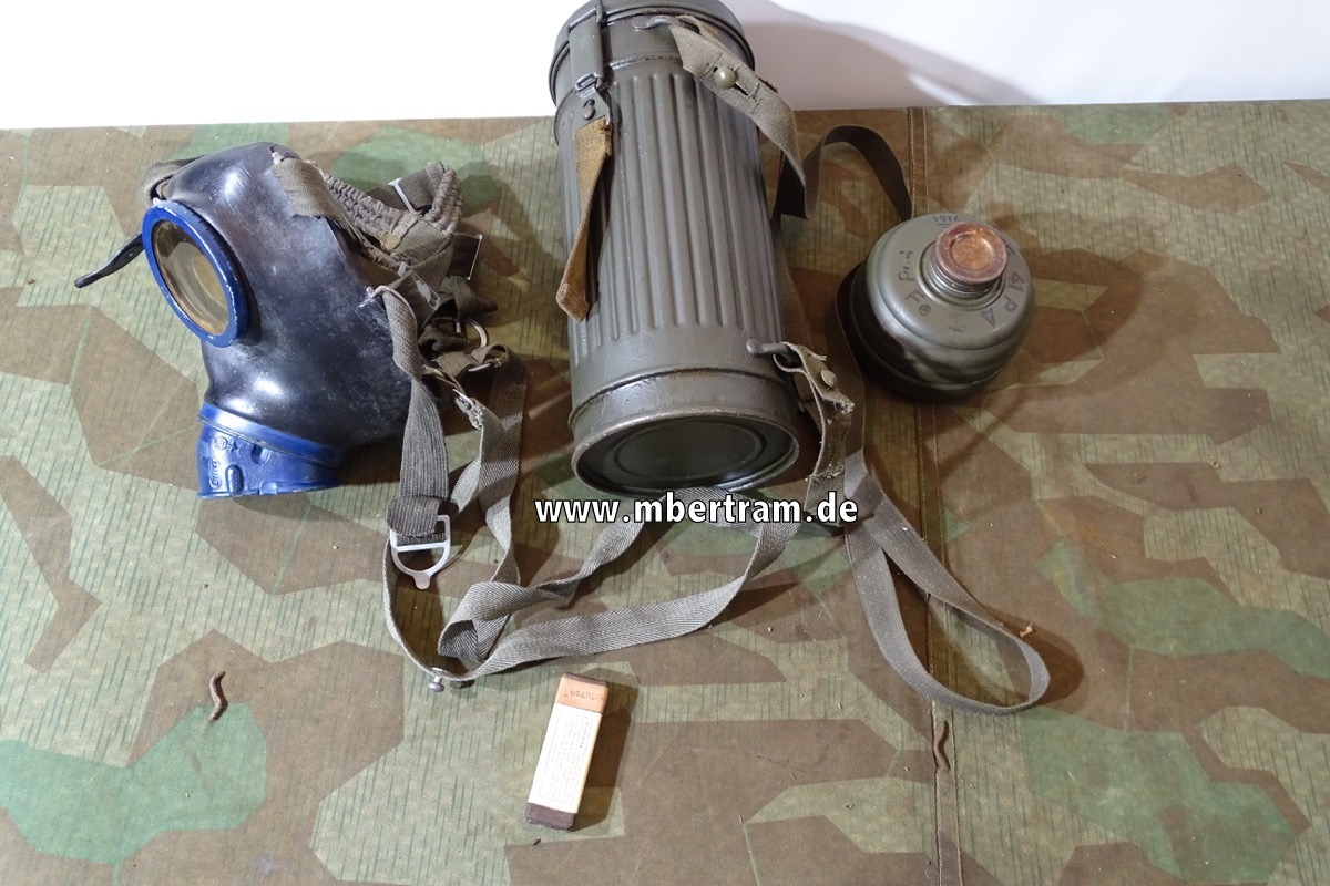 Gasmaske mit Dose M 38 und Filter FE 41, (unbenutzt) und Losantin, alles 1944
