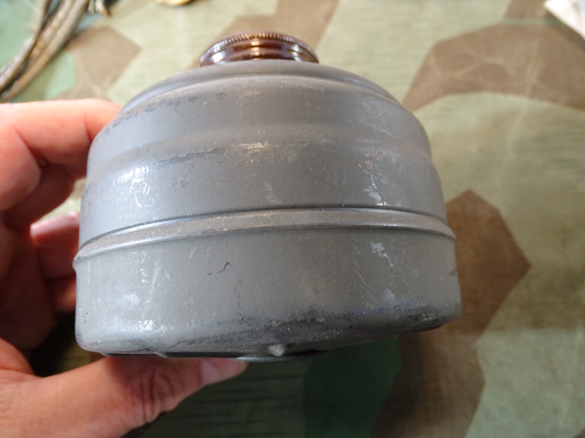 Wehrmacht, unbenutzter Gasmaskenfilter "FE 41" mit fast kpl. Farbe, Stempeln, 2 Verschlüssen