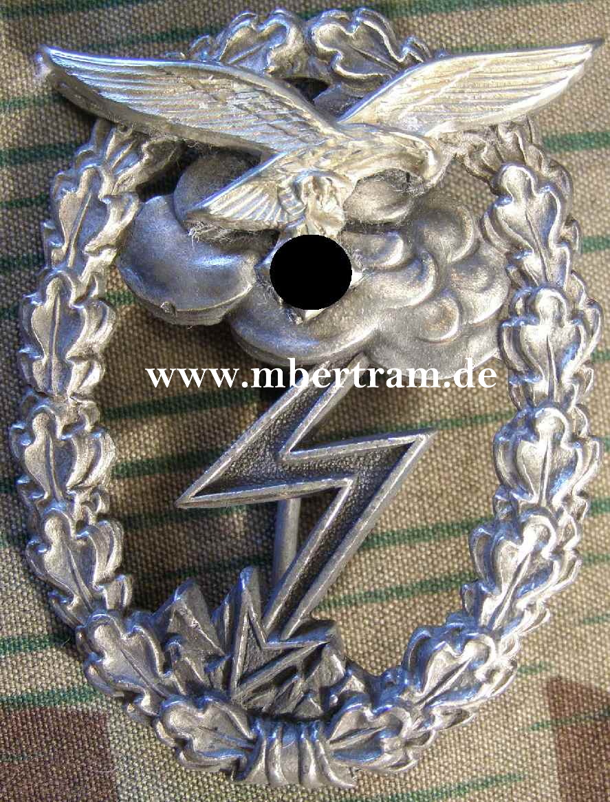 Erdkampfabzeichen der Luftwaffe, Feinzink, aufgeniet. Adler
