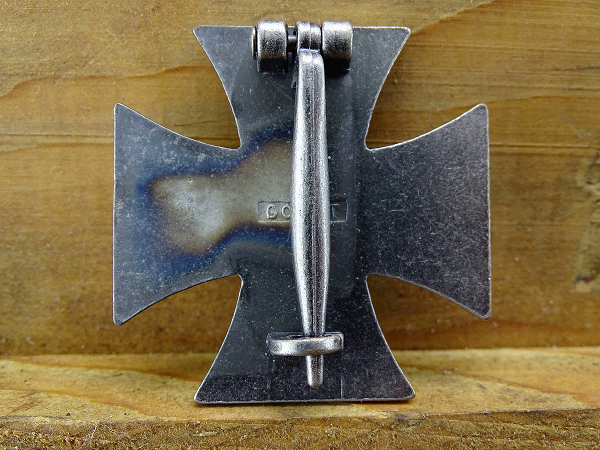 Replik: Eisernes Kreuz 1. Klasse 1870 mit schöner dunkler Patina, Herstellermarke Godet Berlin