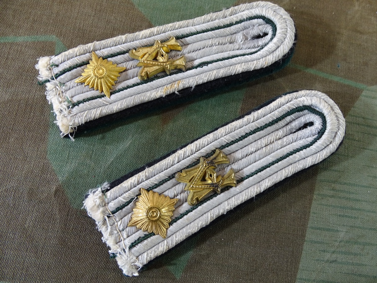 Paar Schulterklappen Beamter Wehrmacht, Oberleutnant Heeresverwaltung, Nebenfarbe schwarz, z.B. Waffenmeister Dienst