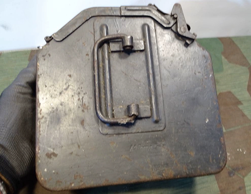 Gurtkasten 36 für MG 34 in Zwillingssockellafette. Dunkel feldgraue Originallackierung "41 bow WaA"