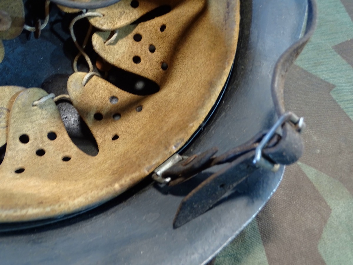 Stahlhelm M 42, Luftwaffe, blaugrau, mit original Innenleben und Riemen. Stahlhelm M 42, Luftwaffe, blaugrau, mit original Innenleben und Riemen.