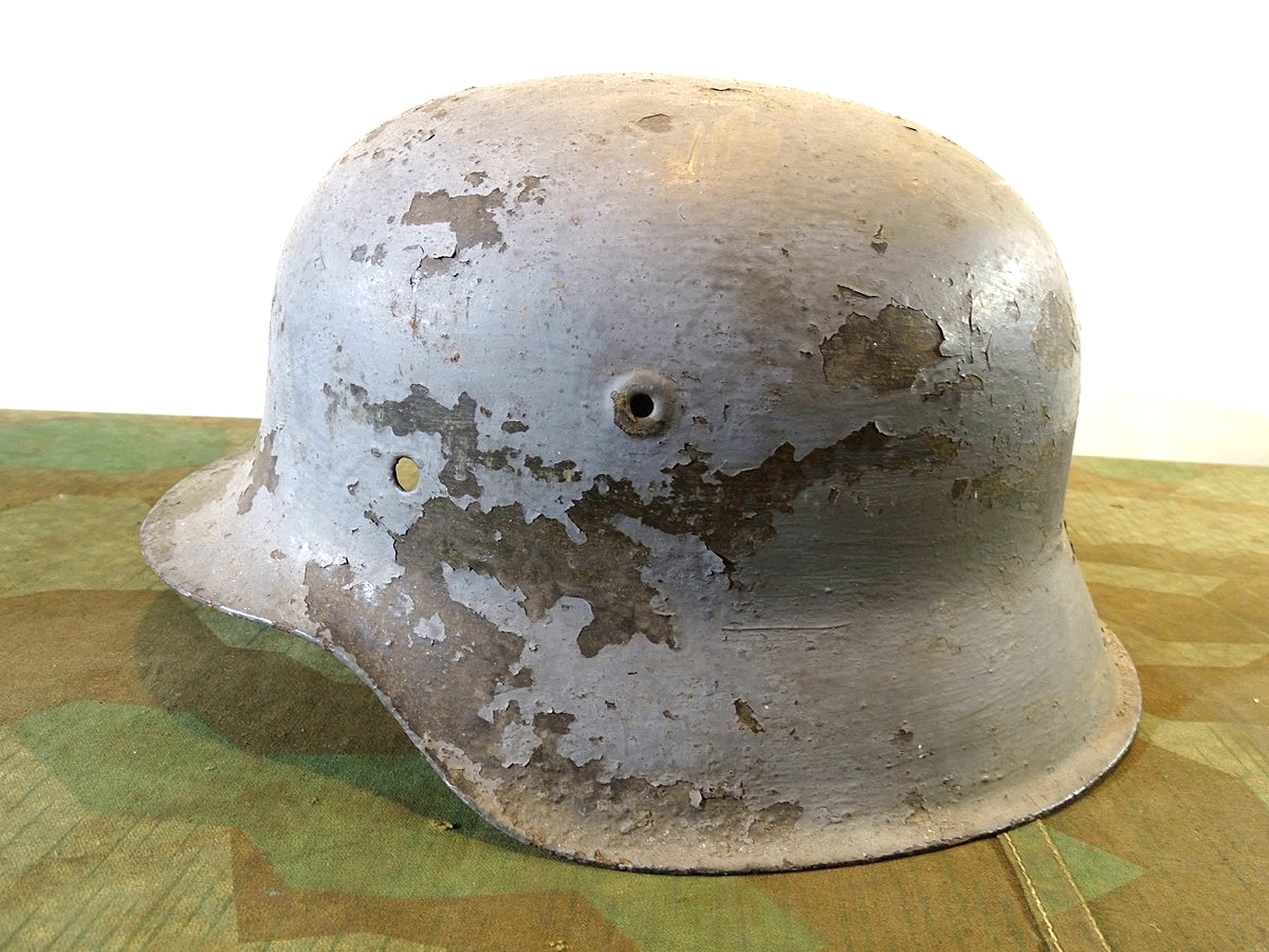 Stahlhelm Kriegsmarine M 40 , graue Schiffsfarbe über feldgrauem Anstrich.