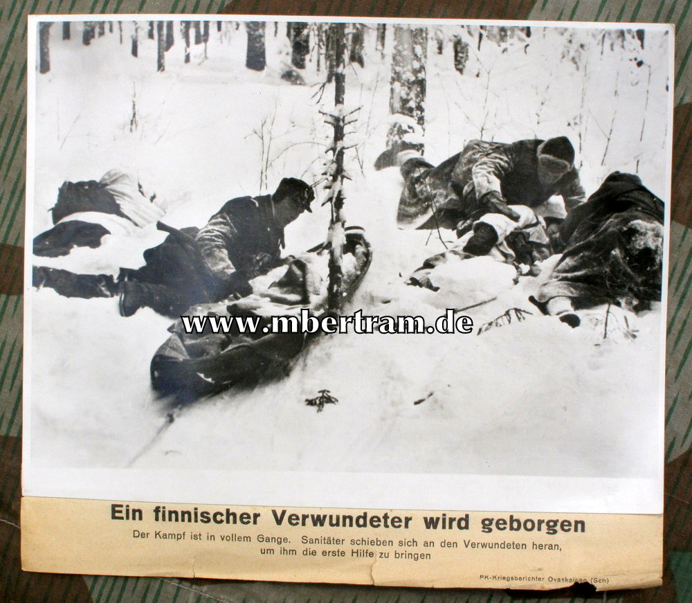 Ein finnischer Verwundeter wird geborgen, 17x24xcm