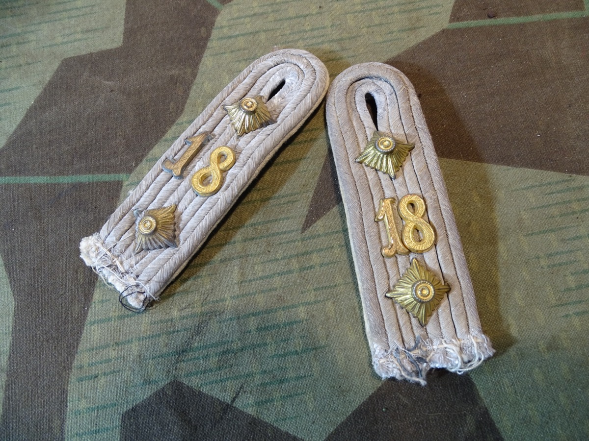Paar Schulterklappen Hauptmann Infanterie Rgt.18 . Zum einnähen