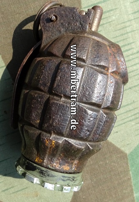 Englische Deko Handgranate 2. Weltkrieg, gemarkt THL, Mills bomb N°36.
