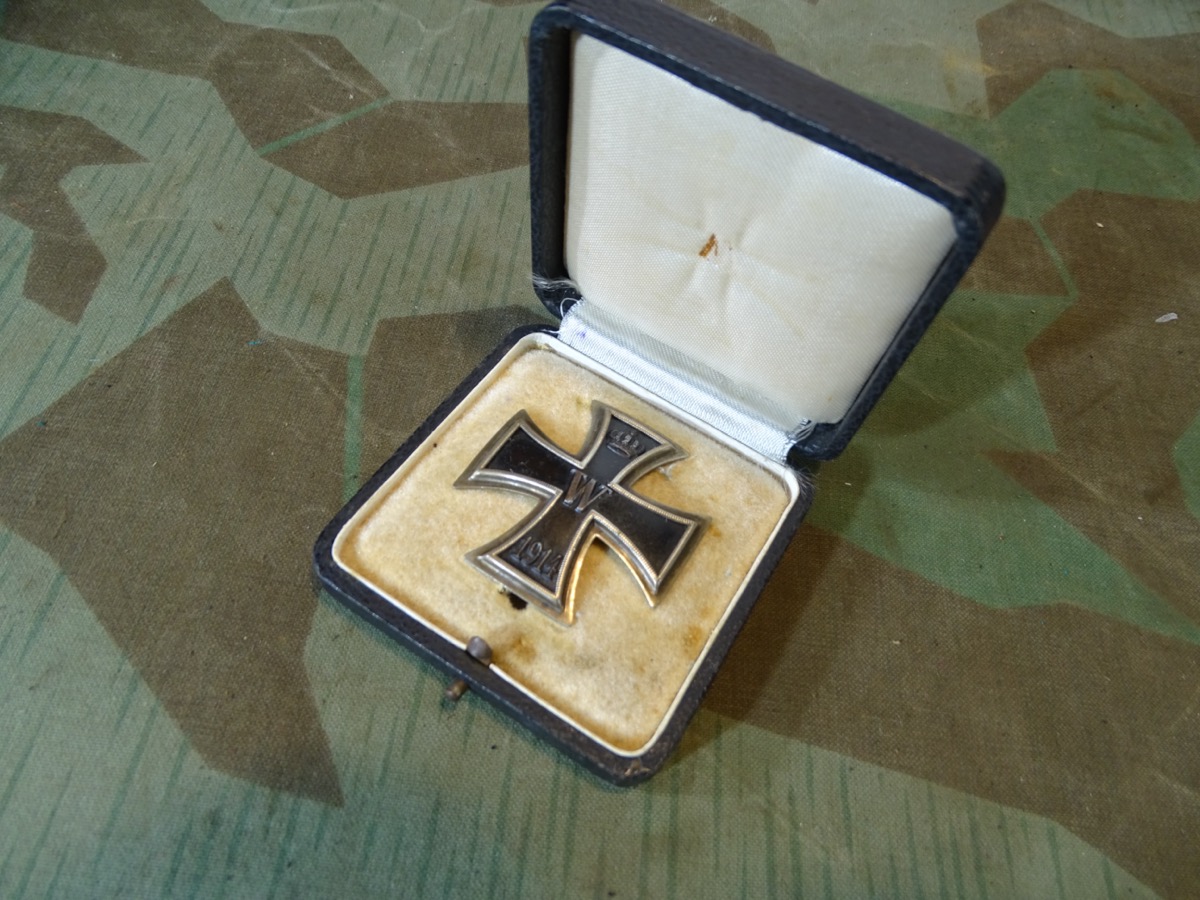 Eisernes Kreuz 1. Klasse 1914 mit Etui. Magnetischer Eisenkern, gewölbt, 800er Silberstempel