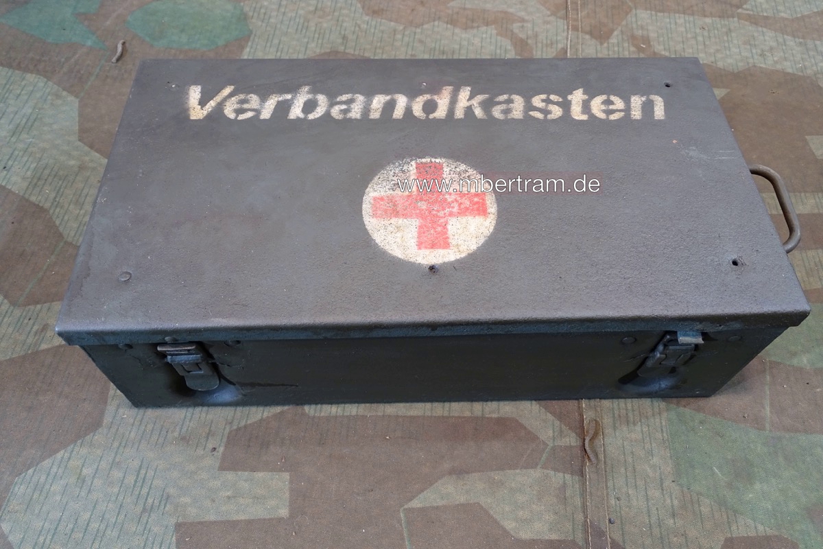 Feldgrauer Wehrmacht KFZ Verbandlkasten Metall, Aufschrift, Packliste