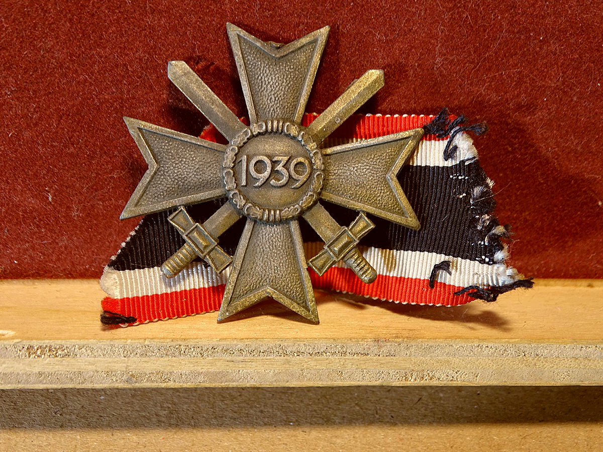 Kriegsverdienstkreuz 1939 mit Schwertern, Feinzink, ohne Öse Mit Bandabschnitt