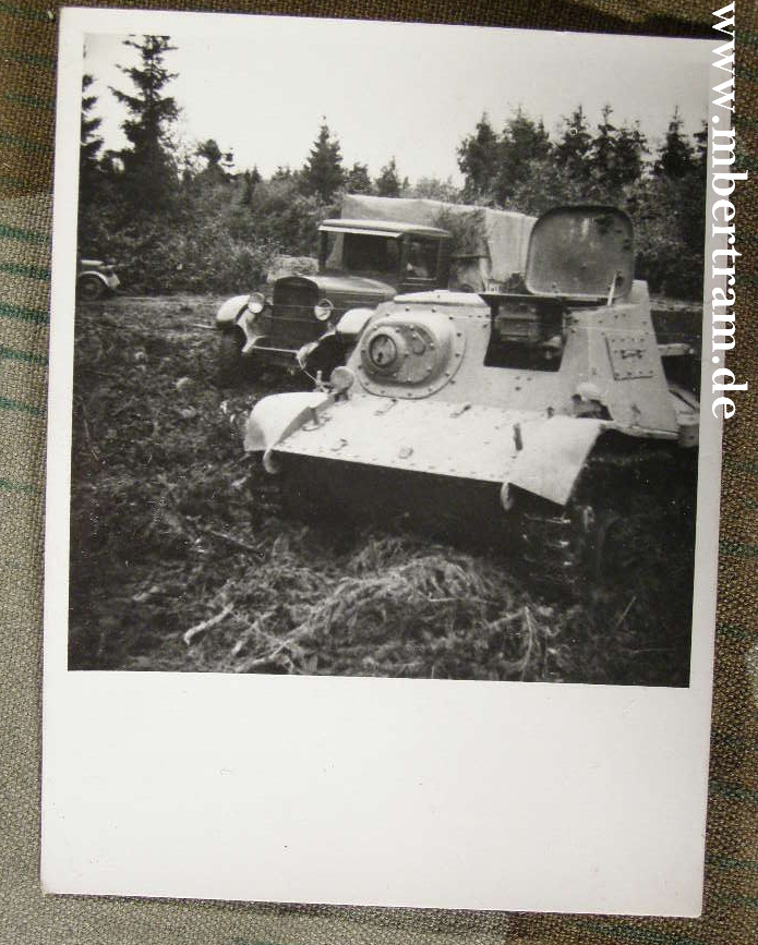Foto kleiner Beutepanzer der Wehrmacht und LKW
