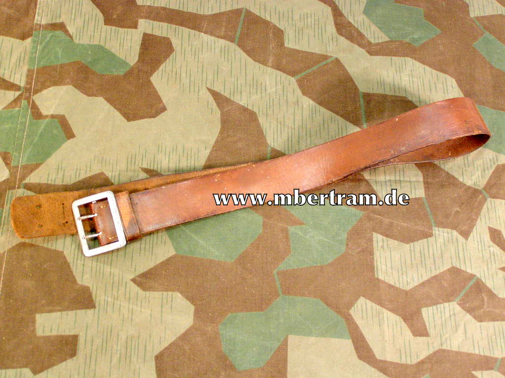 Luftwaffe / Kriegsmarine: Offiziers Zweidorn Koppel, braun