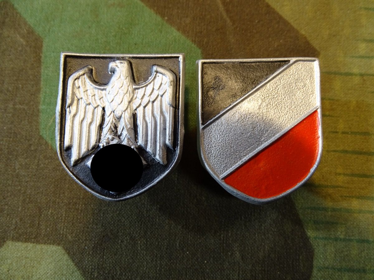 Pärchen Wappen für Wehrmachts Tropenhelm, frühe Stücke, Buntmetall lackiert, alle Splinte dran. G.B. 41