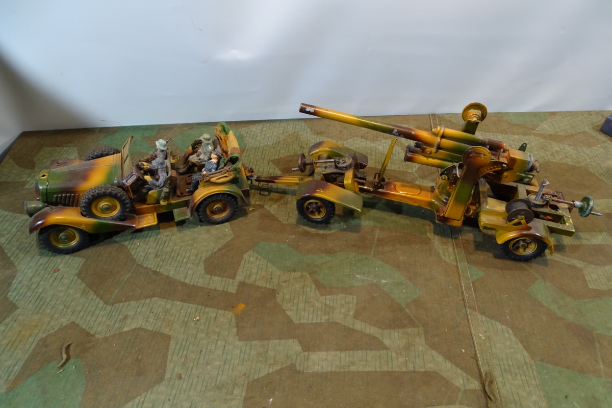 Schwere Lineol 8,8 cm Flak mit Lineol Kübelwagen und Besatzung, Tarnfarben.