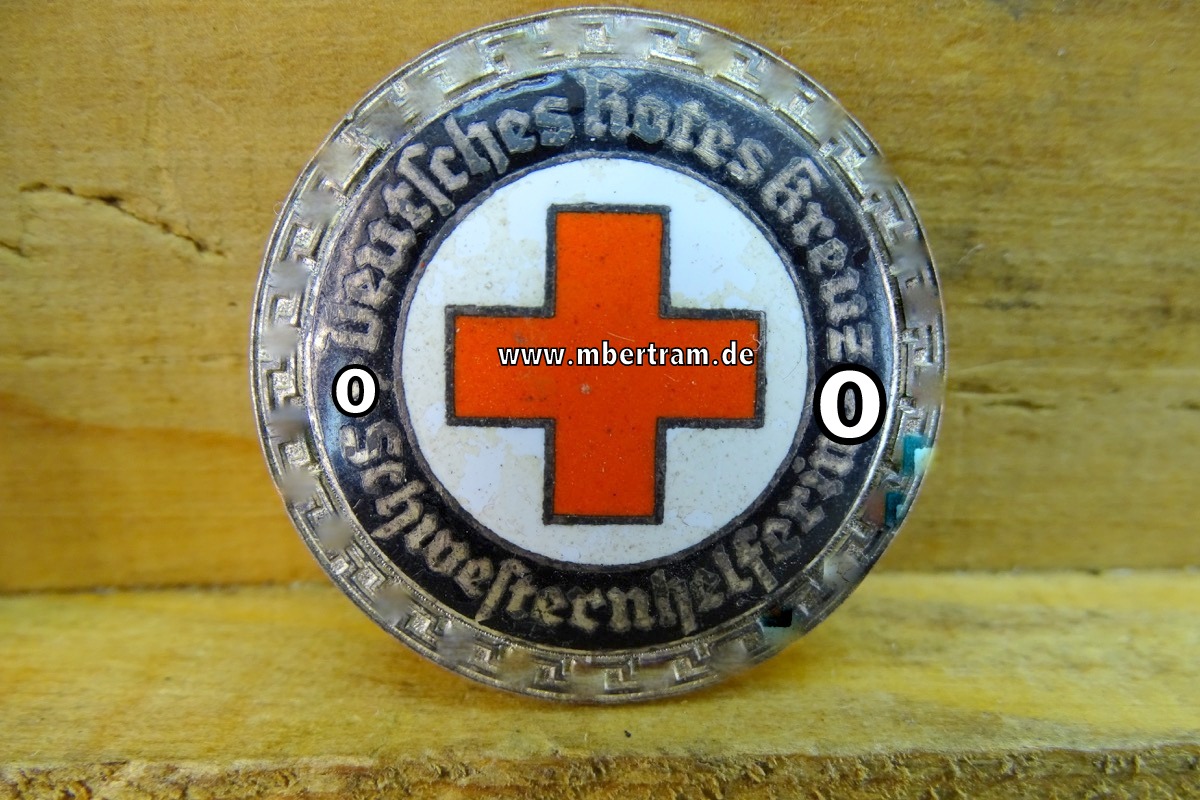 Deutsches Rotes Kreuz ( DRK ),  Brosche " Schwesternhelferin ", emailliert