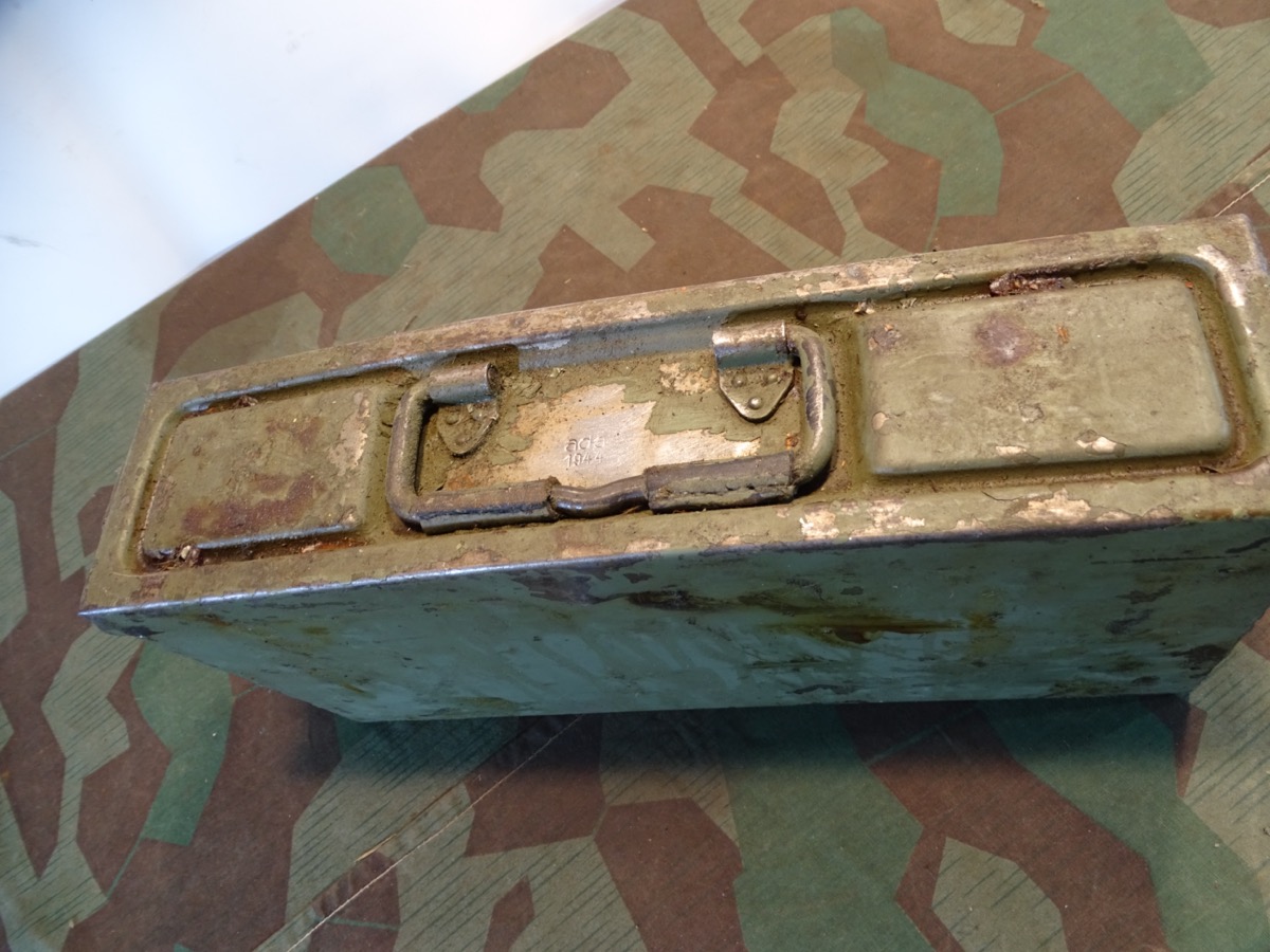 Wehrmacht Patronenkasten 41, mittelgrün überstrichen, ada 1944