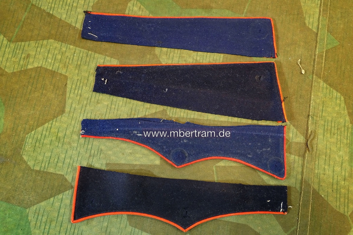 4 blaue Stoffstücke für preussische Uniformen, Ärmelaufschläge, Kragenteile.