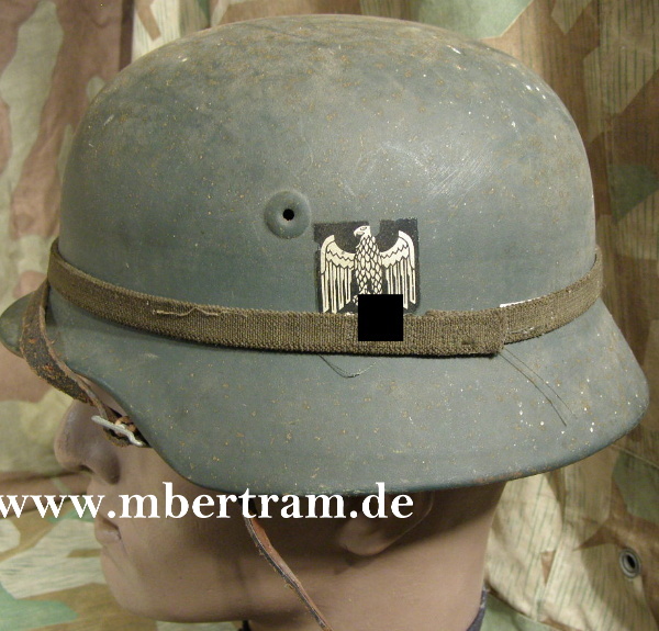 Replik: Wehrmachts Stahlhelm, beide Wappen, gealtert