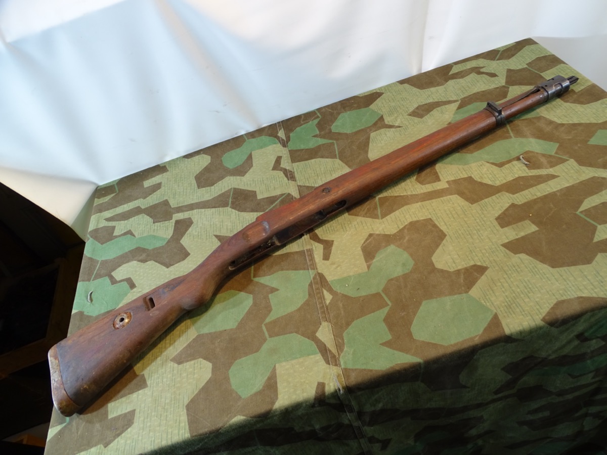 Späte K 98 Schäftung, Wehrmacht, Kriegsfertigung Schichtholz mit Beschlägen u.Oberholz