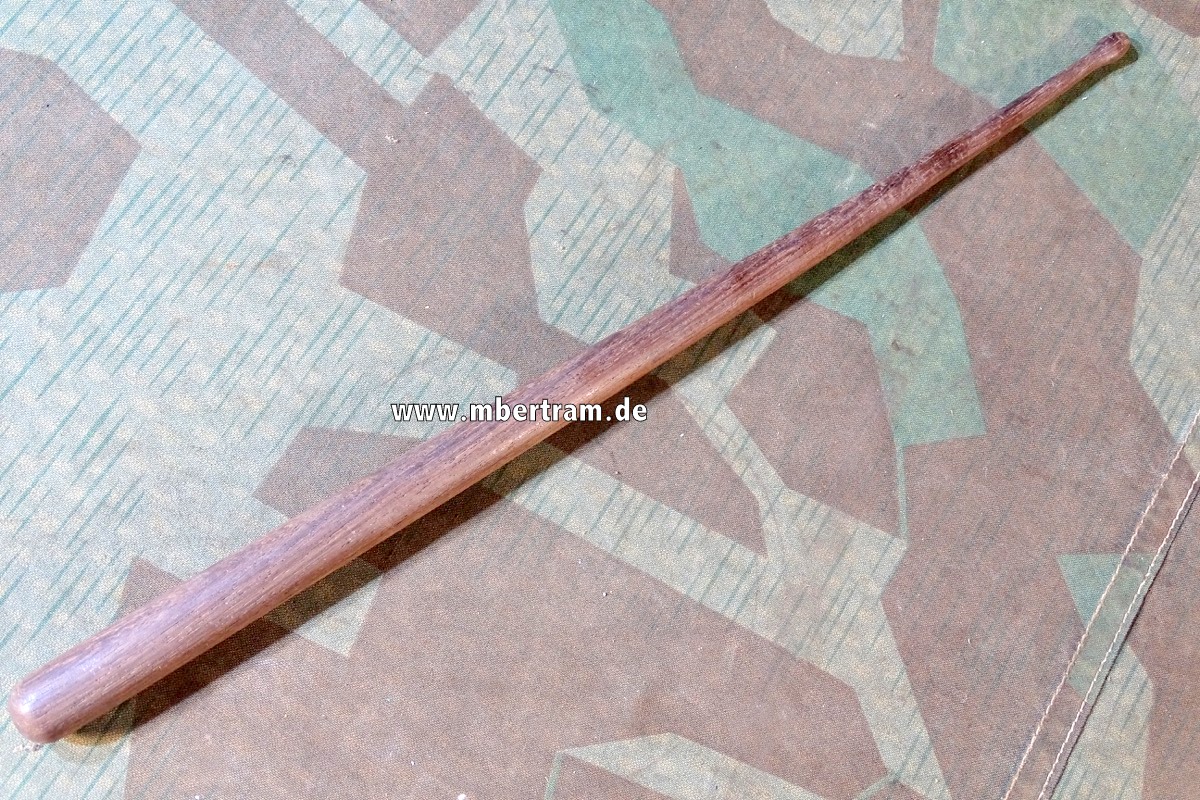HJ / DJ : einzelner Trommelstock, braunes Holz