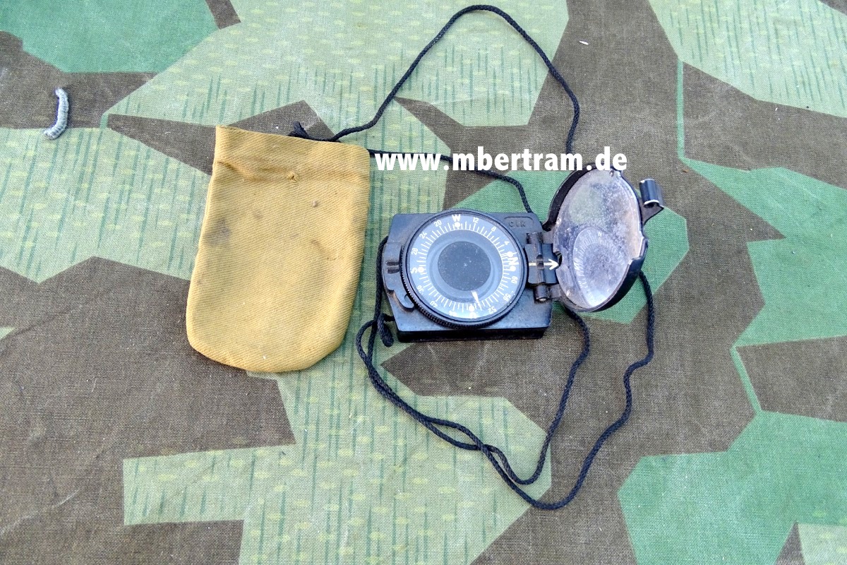 Wehrmachts Marschkompass, Hst: " clk" . Mit zugehöriger Stofftasche und Schnur
