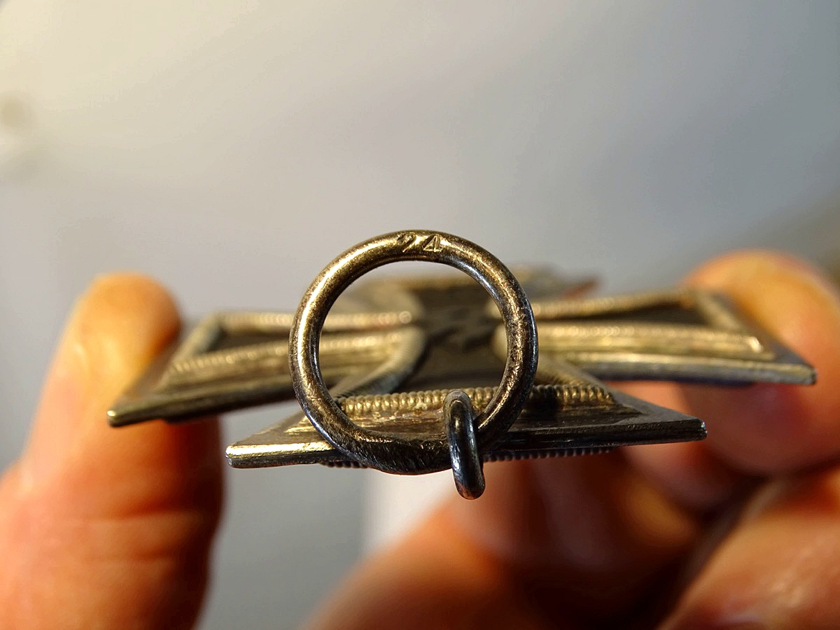 Eisernes Kreuz 2. Klasse 1939 mit Band, Herstellermarke 24, sehr schöne Erhaltung