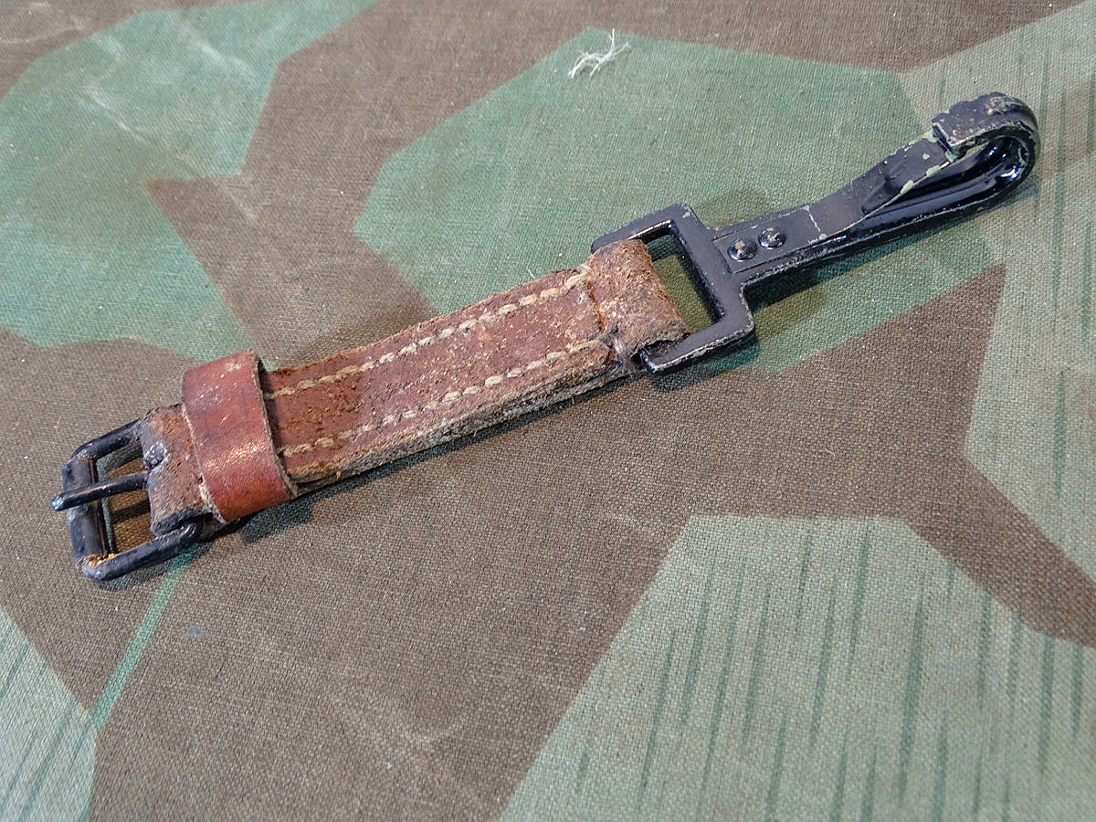 Verbindungsstück / Karabinerhaken mit Leder und Schnalle für Luftwaffen Rucksack Beriemungen