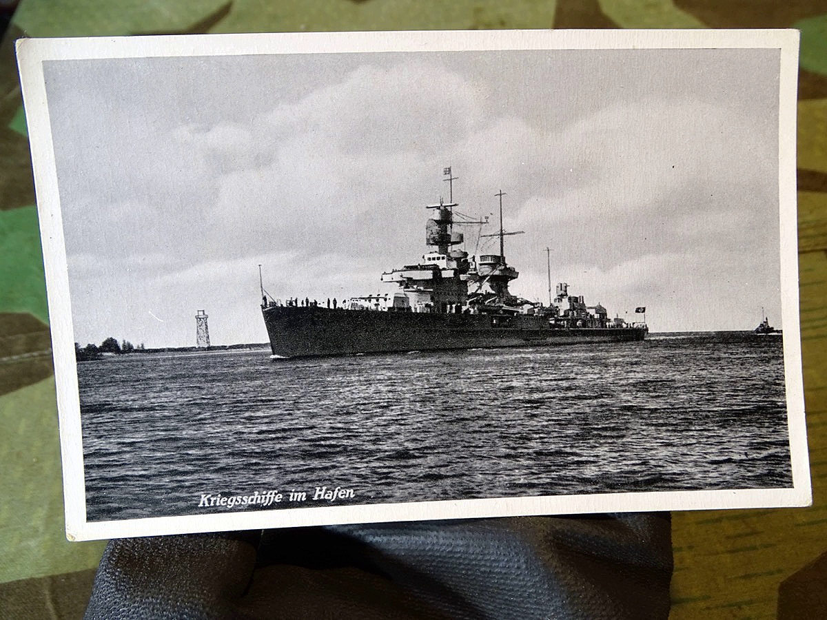 Fotopostkarte Kriegsmarine " Kriegsschiffe im Hafen " Kreuzer Leipzig, ungelaufen
