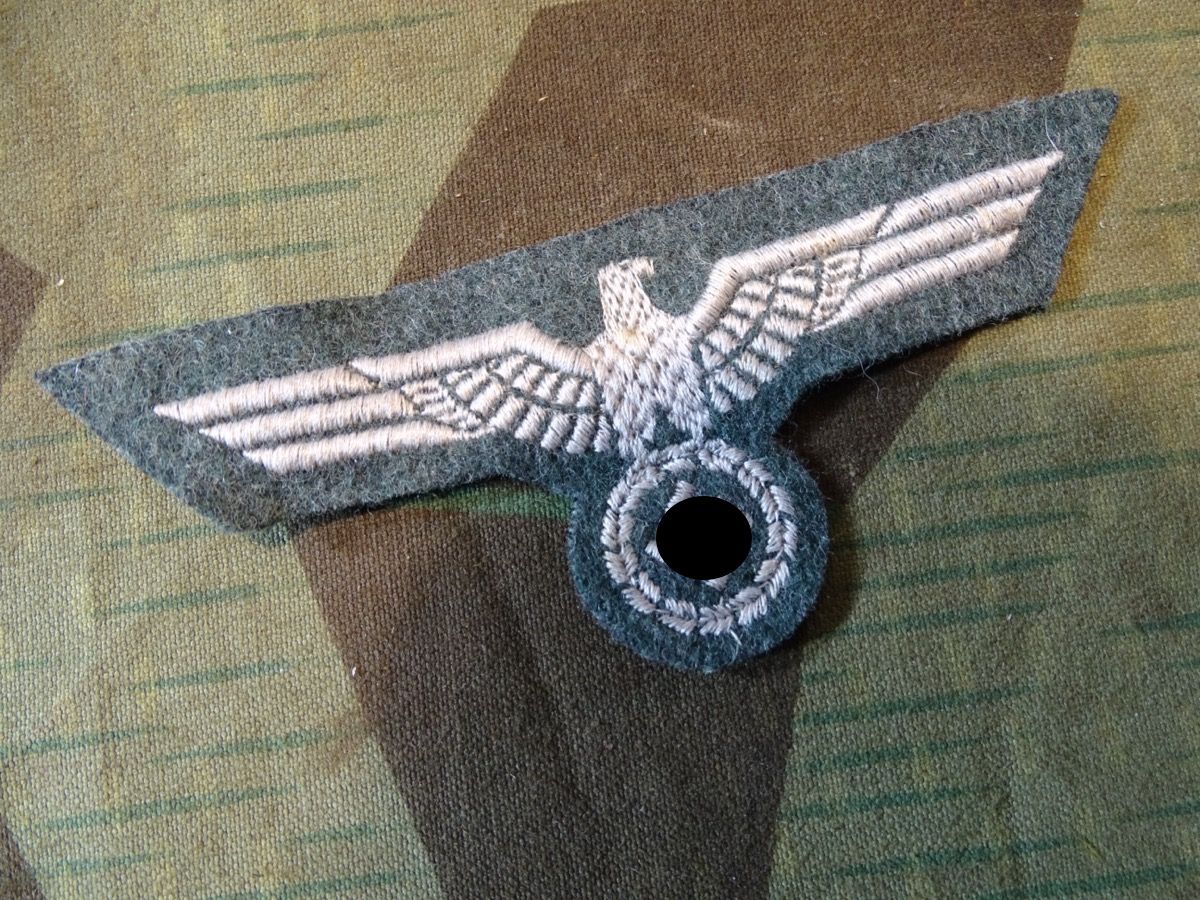 Wehrmacht Brustadler für Feldblusen des Heeres , Mannschaften, gestickt, weiß auf Feldgrau, ungetragen, neuwertig 
