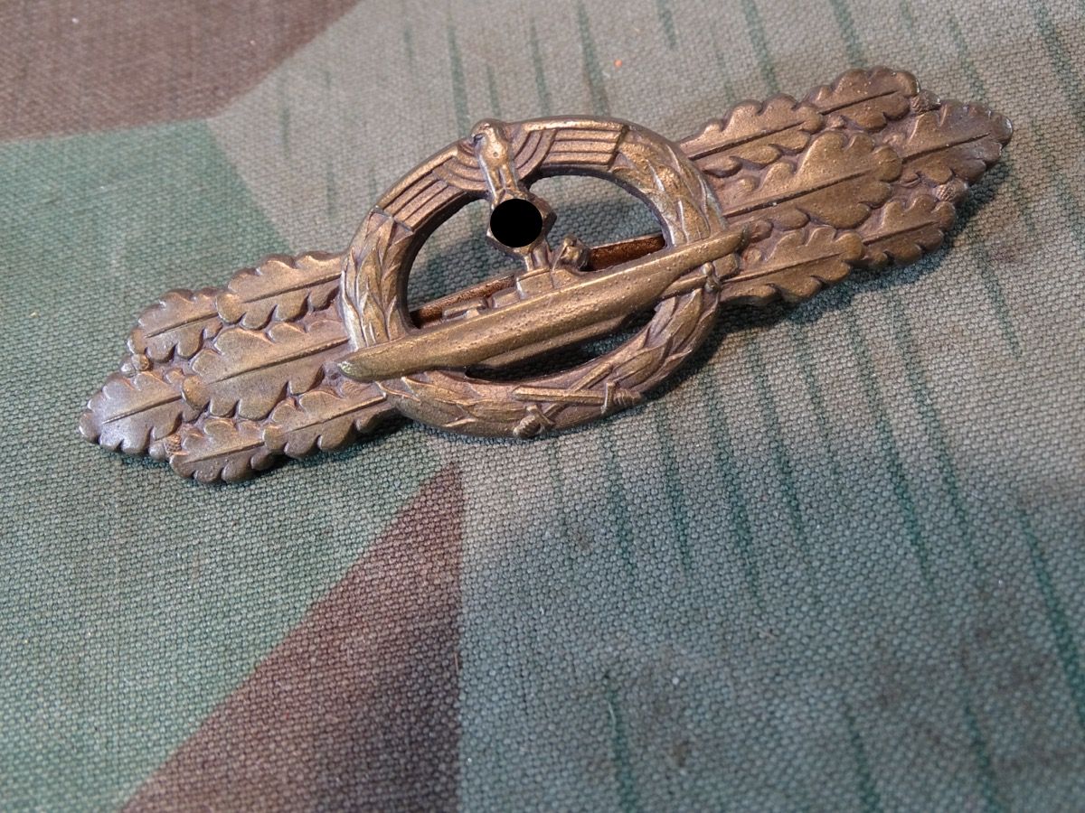 U-Boot Frontspange der Kriegsmarine in Bronze, Feinzink, Hersteller Schwerin / Berlin