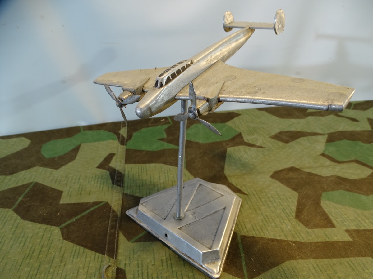 Modell einer Me 110 aus dem 2 Weltkrieg, Piloten Geschenk aus Flugzeugaluminium. 
