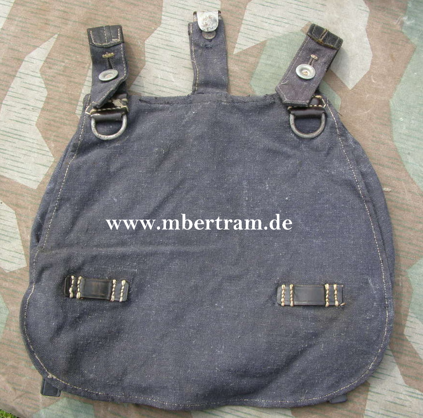 Luftwaffe, blaugrauer Brotbeutel mit Lederbesatz, 1944