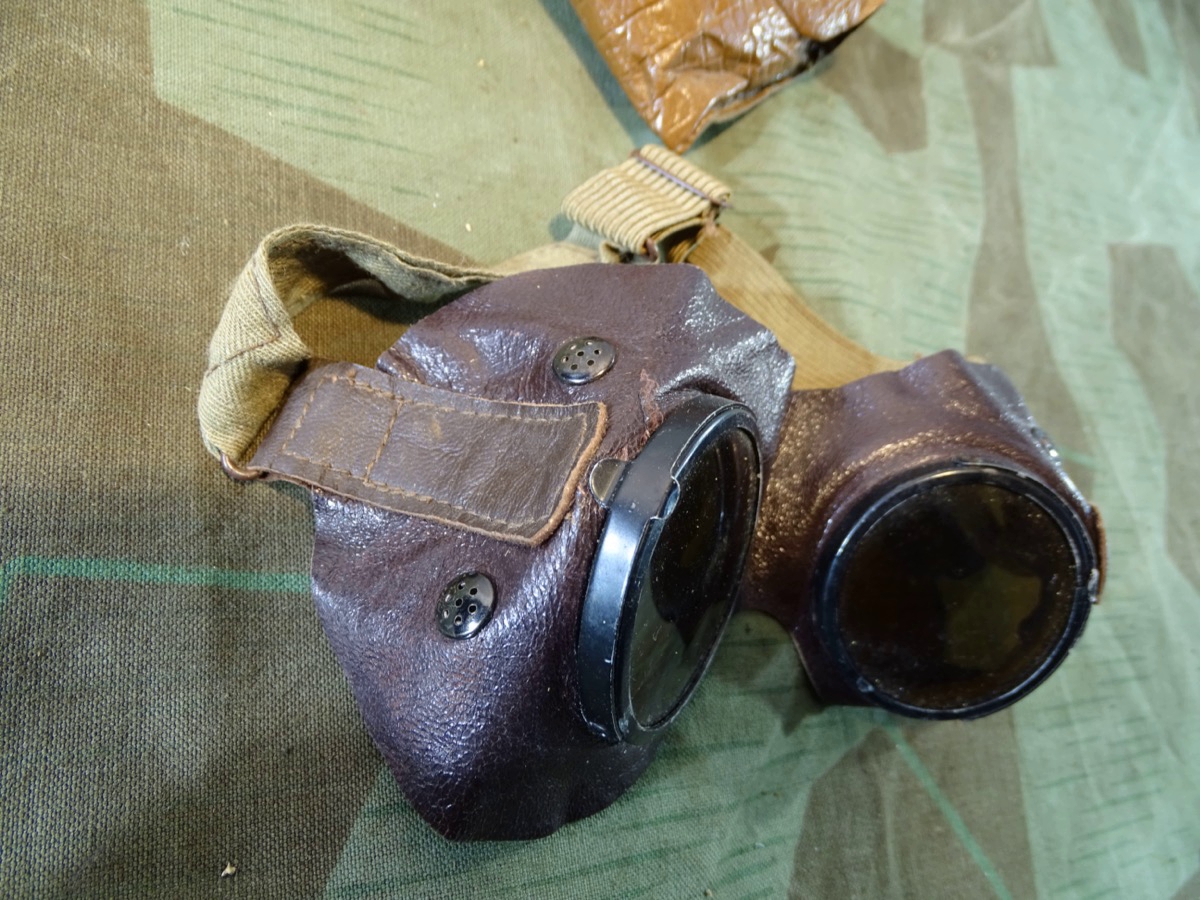 Wehrmacht Staubbrille, / Kradfahrerbrille. Braunes Leder. Getönte Gläser. Ersatzstoff Schutzhülle Wehrmacht Staubbrille, / Kradfahrerbrille. Braunes Leder. Getönte Gläser. Ersatzstoff Schutzhülle