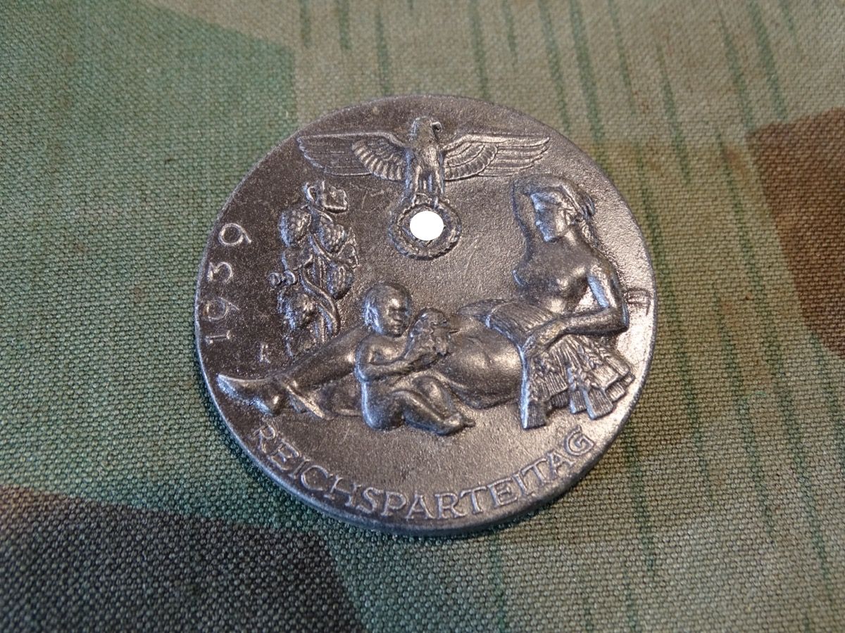 Metallabzeichen zum Reichsparteitag 1939 an Nadel, RZM M9/60.