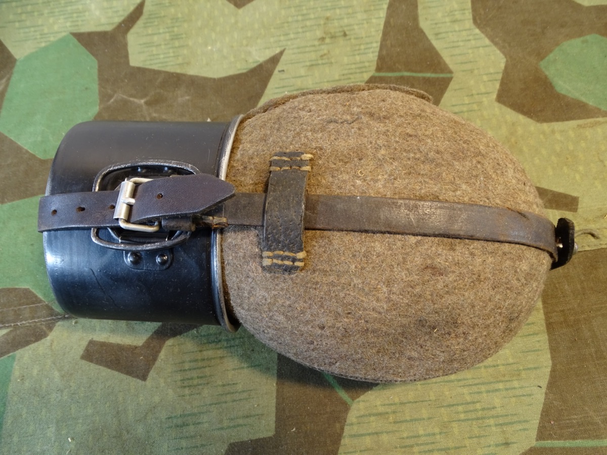 Wehrmacht, frühe Alu Feldflasche mit schwarzem Alu Trinkbecher , " MN 40" 