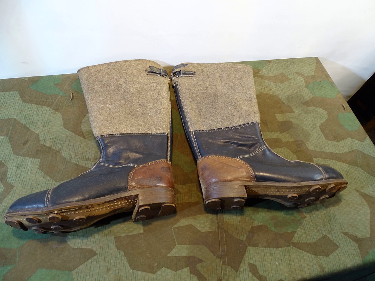 Paar ungetragene, neuwertige, späte  Wehrmachts Filzstiefel 1944