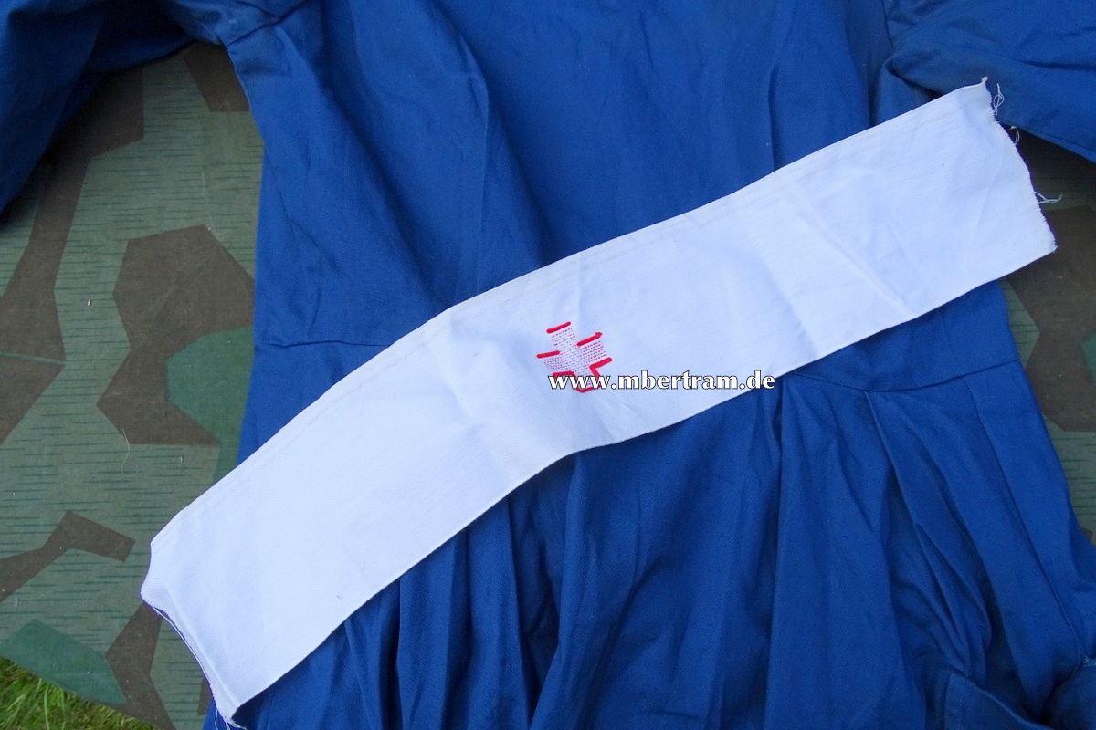 Krankenschwesterntracht wie 40er Jahre. Blaues Kleid