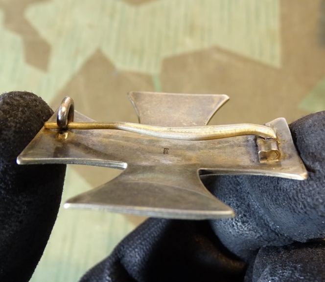 Eisernes Kreuz 1. Klasse 1914 mit Etui. Magnetischer Eisenkern, gewölbt, 800er Silberstempel