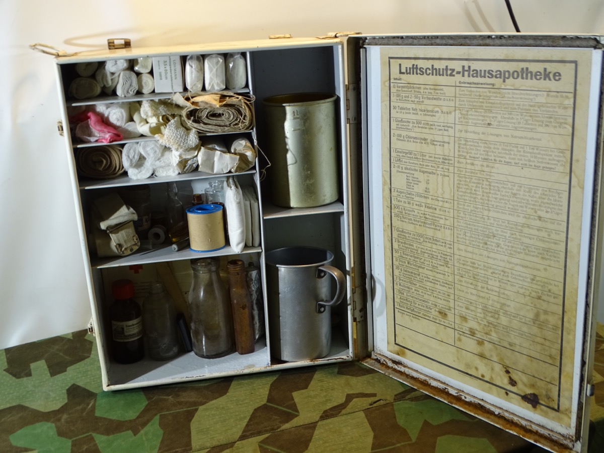Luftschutz Hausapotheke, 3 Reich, Luftschutz, mit nachträglicher Bestückung 