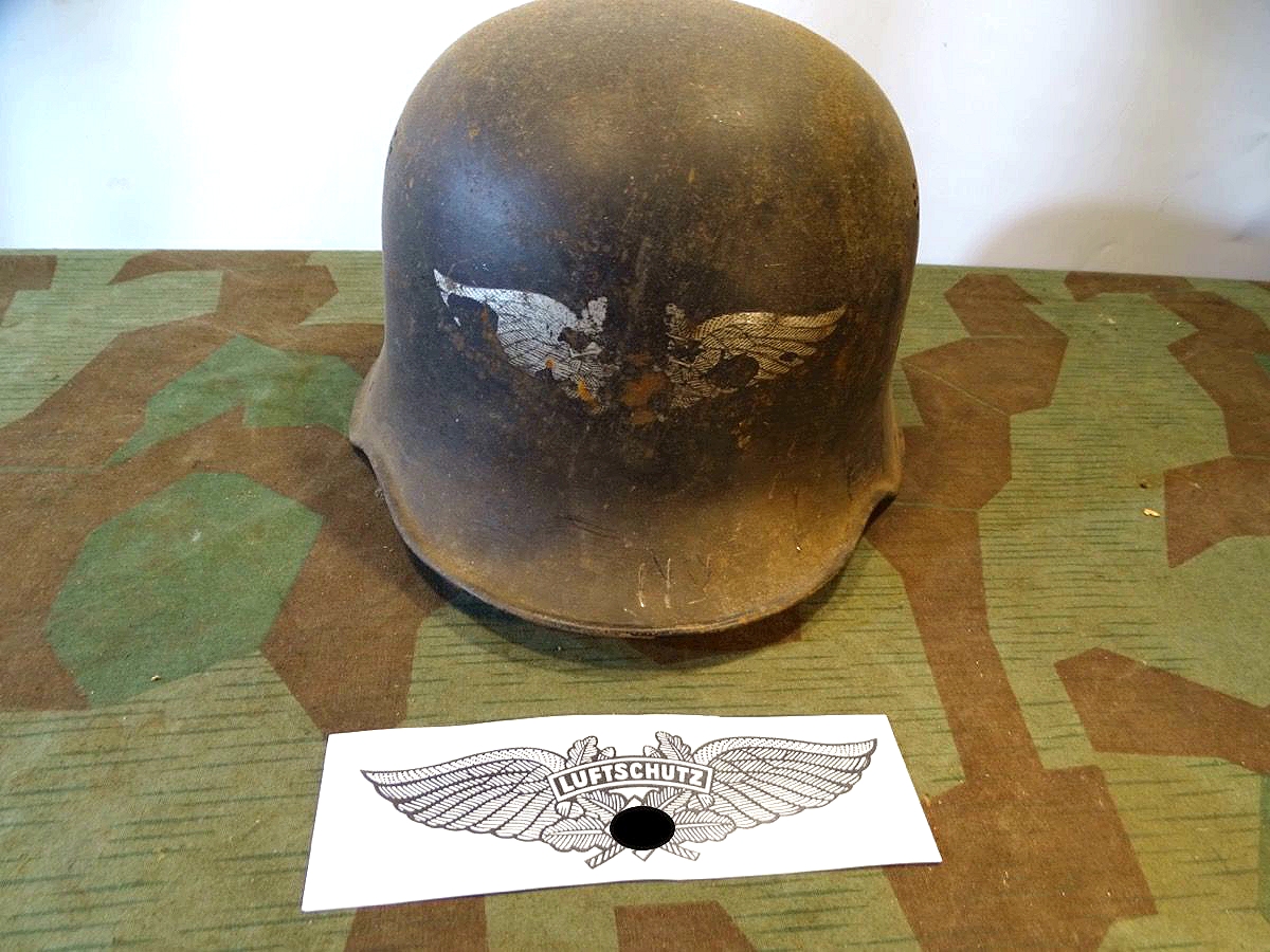 Luftschutz Helmglocke Feuerwehr Form, rauchgeschwärzt mit Kopiewappen. 
