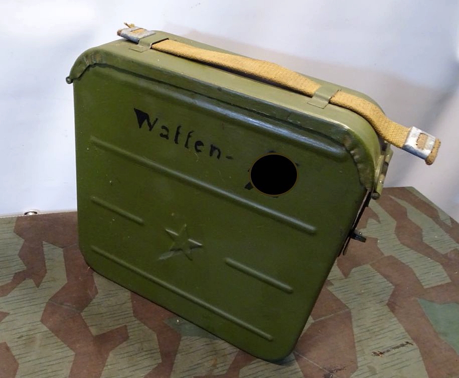 Waffenmeister Gurtkasten für das MG Maxim M 1910 mit umfangreichem Inhalt Waffenmeister Gurtkasten für das MG Maxim M 1910 mit umfangreichem Inhalt