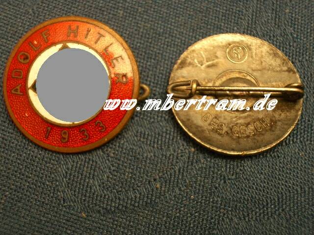 Sympathieabzeichen Adolf Hitler 1933, Buntmetall emailliert.
