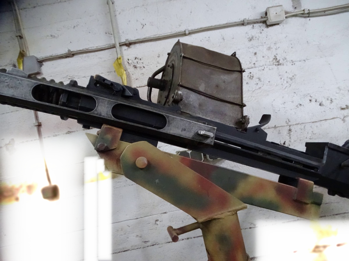 Deaktivierte 20 mm Oerlikon Flak MK 2, 1943, getarnte Behelfslafette, Wehrmachts Beutekanone, 1 Magazin, ( Nr. S-33141)