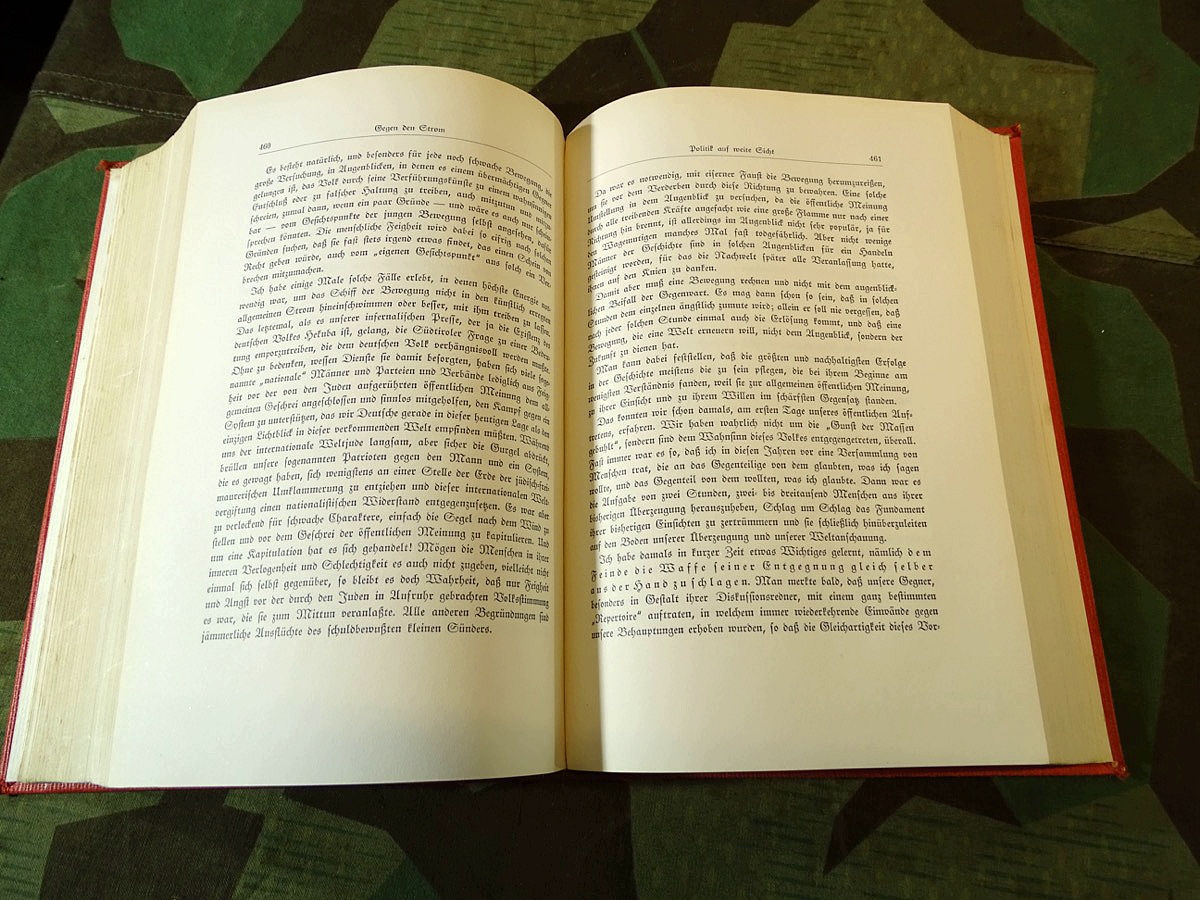 Sehr seltener Mein Kampf als Jubiläumsausgabe in rotem Leinen. Sehr seltener Mein Kampf als Jubiläumsausgabe in rotem Leinen.