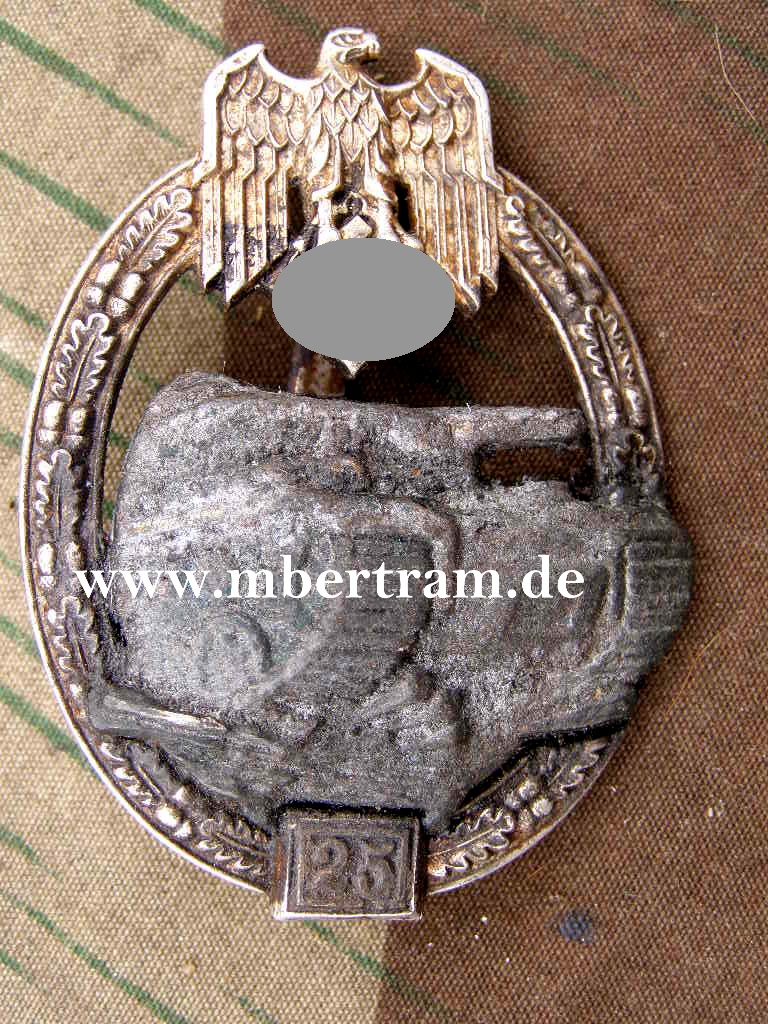 Panzerkampabzeichen JFS mit Einsatzzahl 25, Feinzink