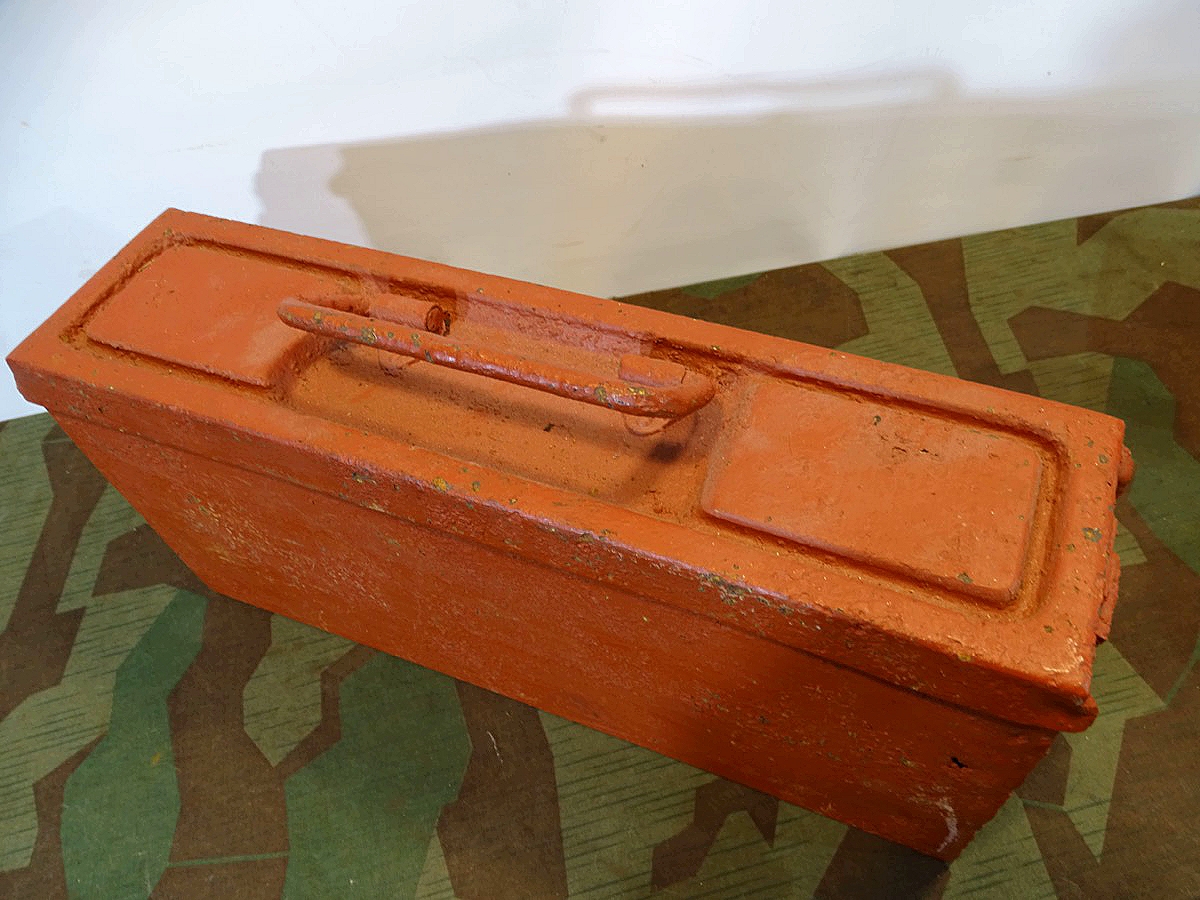 MG 34/42 Patronenkasten 41, rotbraun grundiert, ehemals lehmgelb. Scheunenfund
