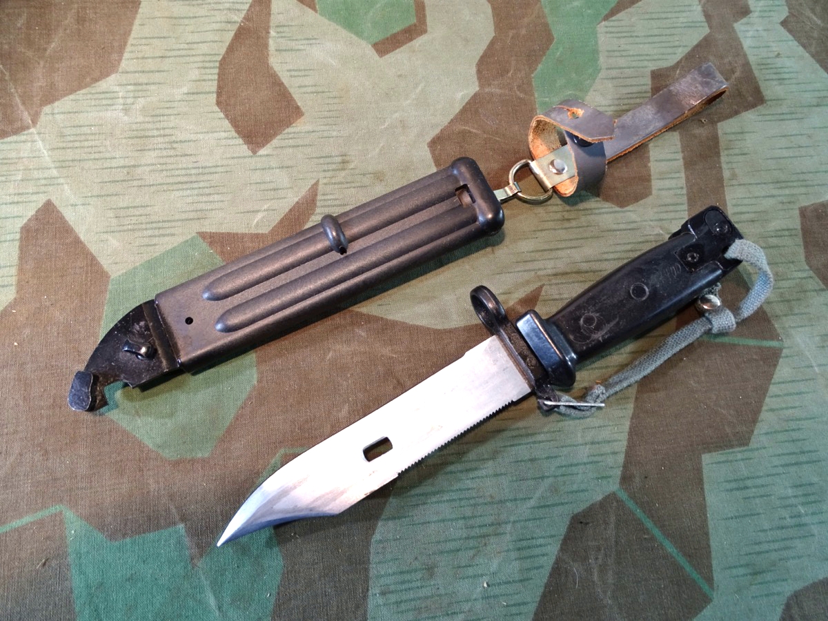 DDR AKM Typ II/ frühes AK 74 Bajonett mit Scheide Typ 2. 