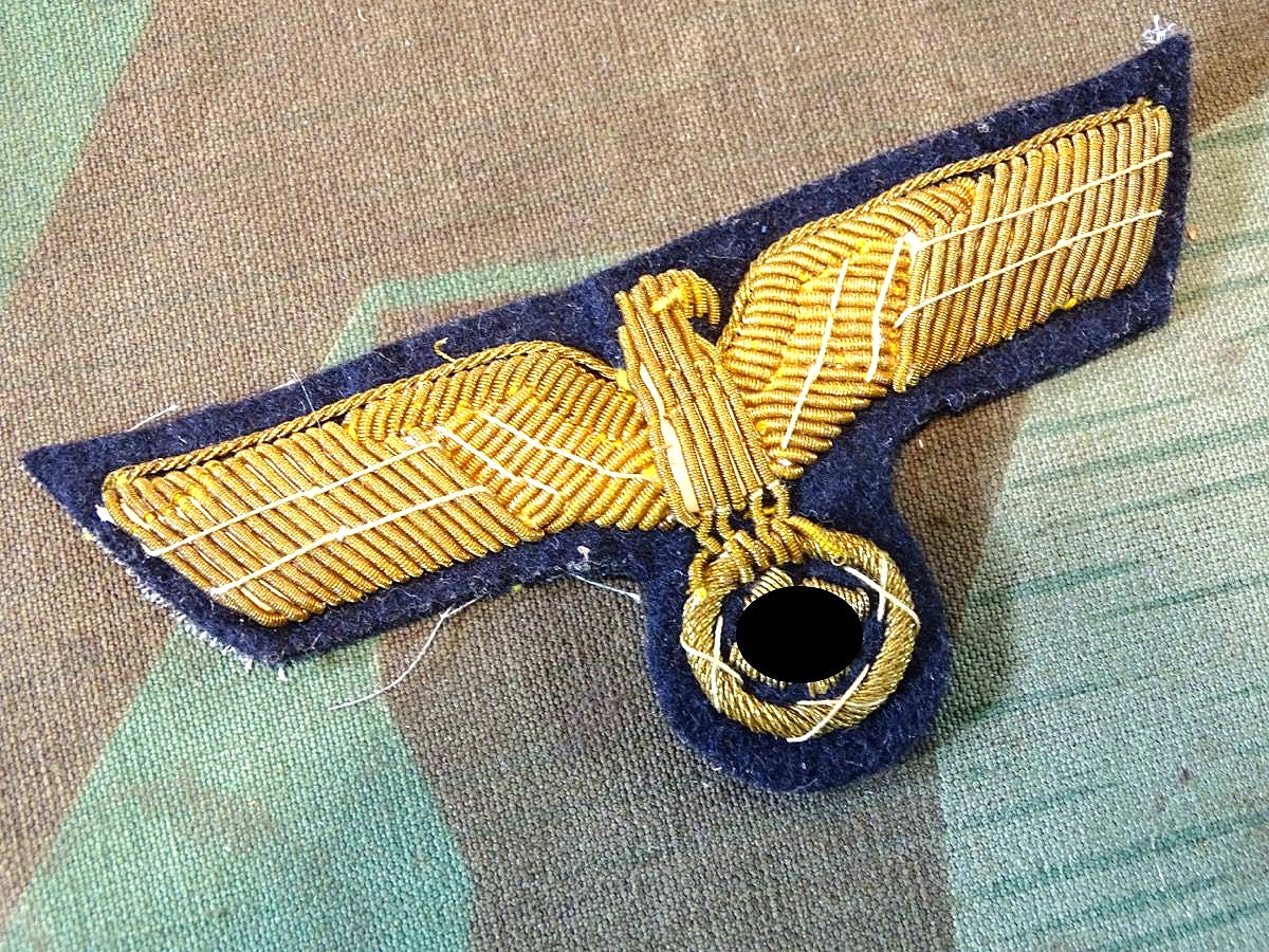 Brustadler für Kriegsmarine Offiziere und Portepee Unteroffiziere. Handgestickt, sehr farbfrisch. 